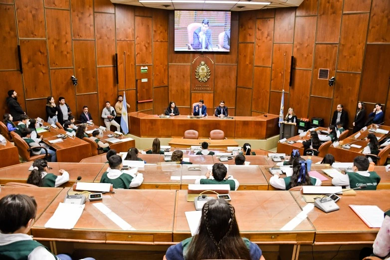 Alumnos De Toda La Provincia Debatieron En El VIII Parlamento De Clubes